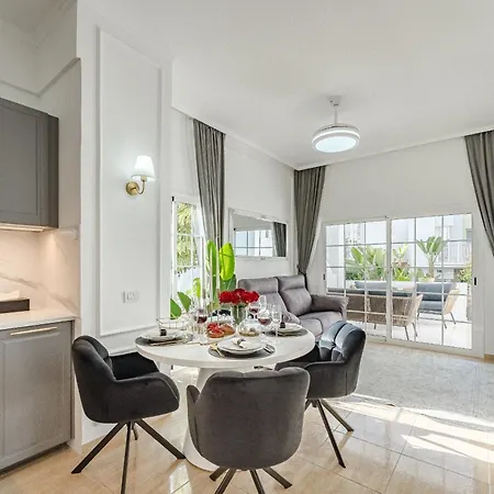 Luxury In With 3 Pools One Is Heated 1 Bedroom And 2 Beds Lägenhet